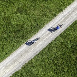 Kolesarja fotografirana iz zraka