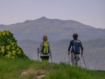 Pohodnika s pogledom na Snežnik