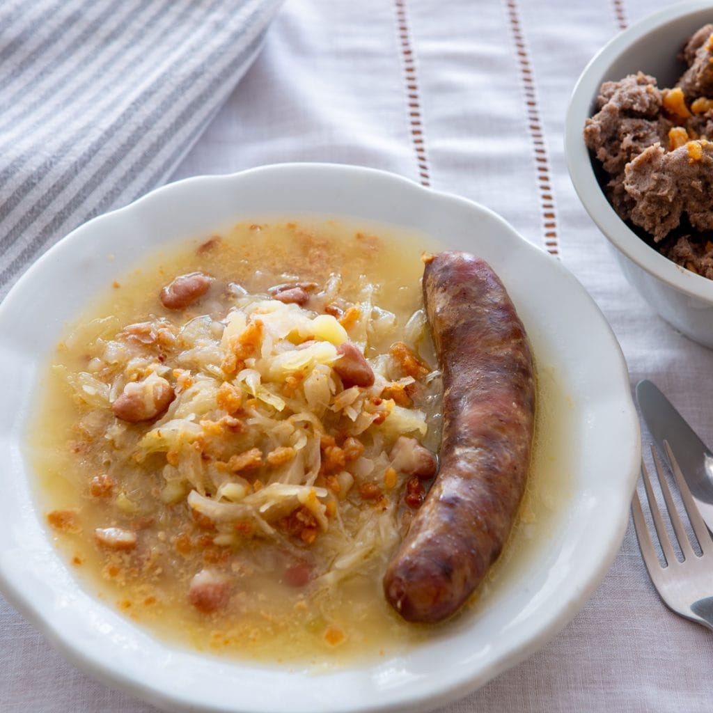 Kislo zelje, klobasa in ajdovi žganci