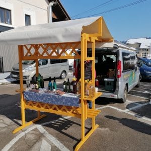 5 premičnih lesenih stojnic – Občina Bloke