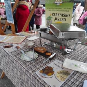 Dogodka za ozaveščanje: Prišijmo si gumb in Ne mečmo hrane stran (Stari trg pri Ložu) – Zavod Jezerski hram